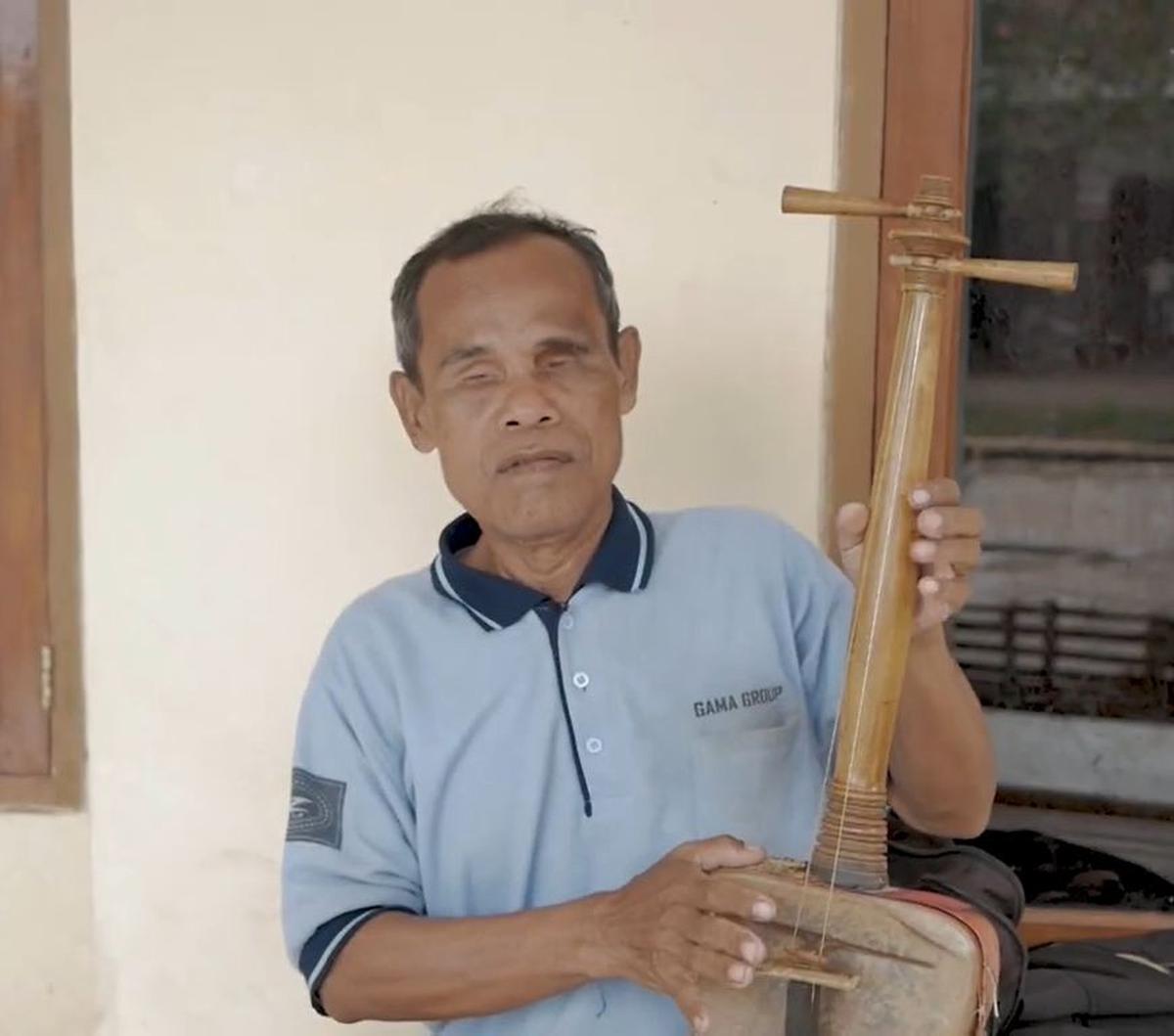 Setelah pandemi mereda, nasibnya tak kunjung berubah. Bahkan, ia terpaksa harus mengamen di pelataran Pasar Purwadadi Purwakarta.