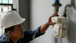Petugas melakukan pengecekan meteran gas, Jakarta, Kamis (3/3/2016). 89 ribu jaringan gas rumah tangga ini akan dibangun di enam kota, yakni Tarakan, Surabaya, Balikpapan, Cilegon, Batam dan Prabumulih. (Liputan6.com/Yoppy Renato)