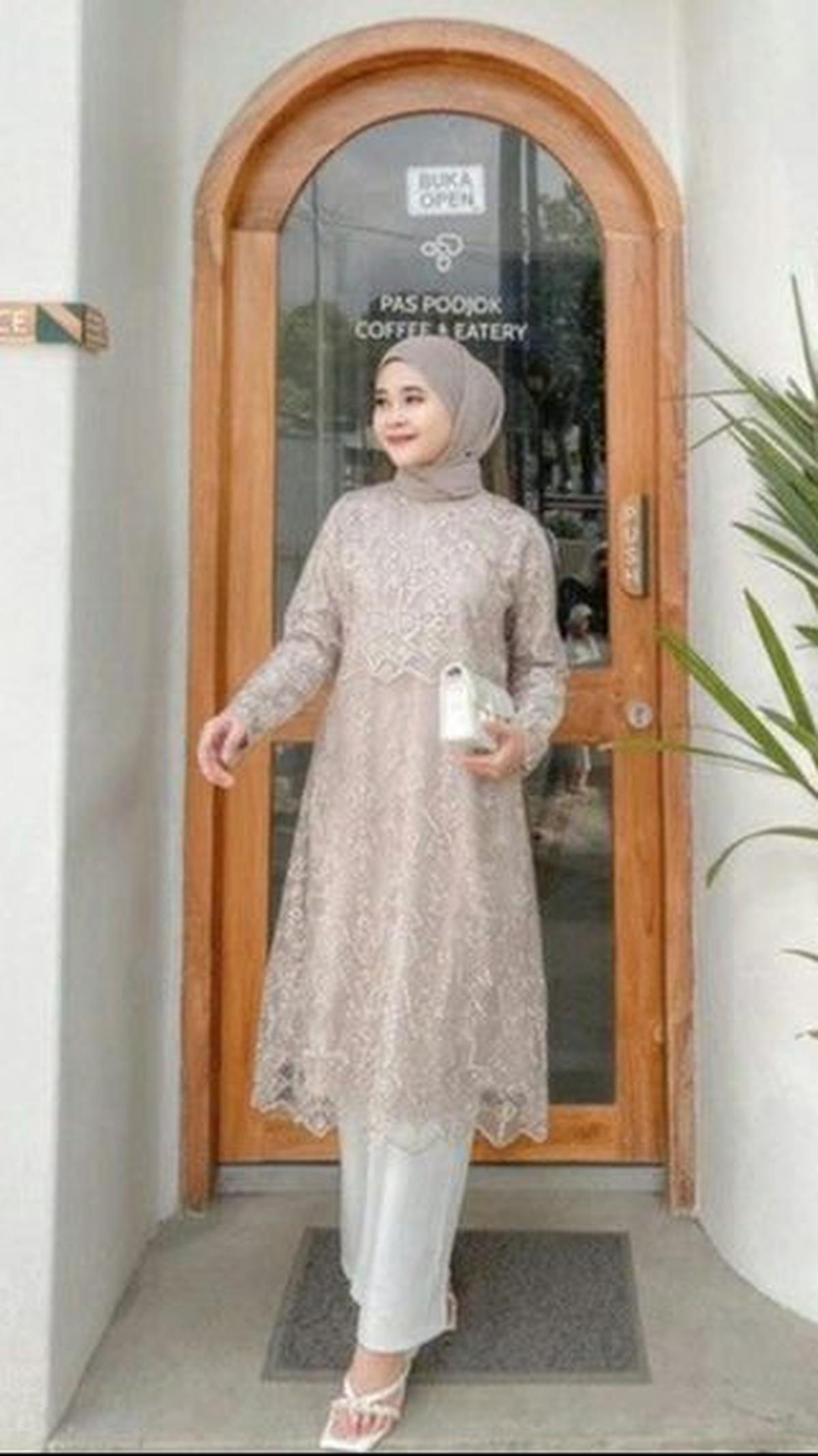 <b>Baju Kurung Berbahan Brokat</b>