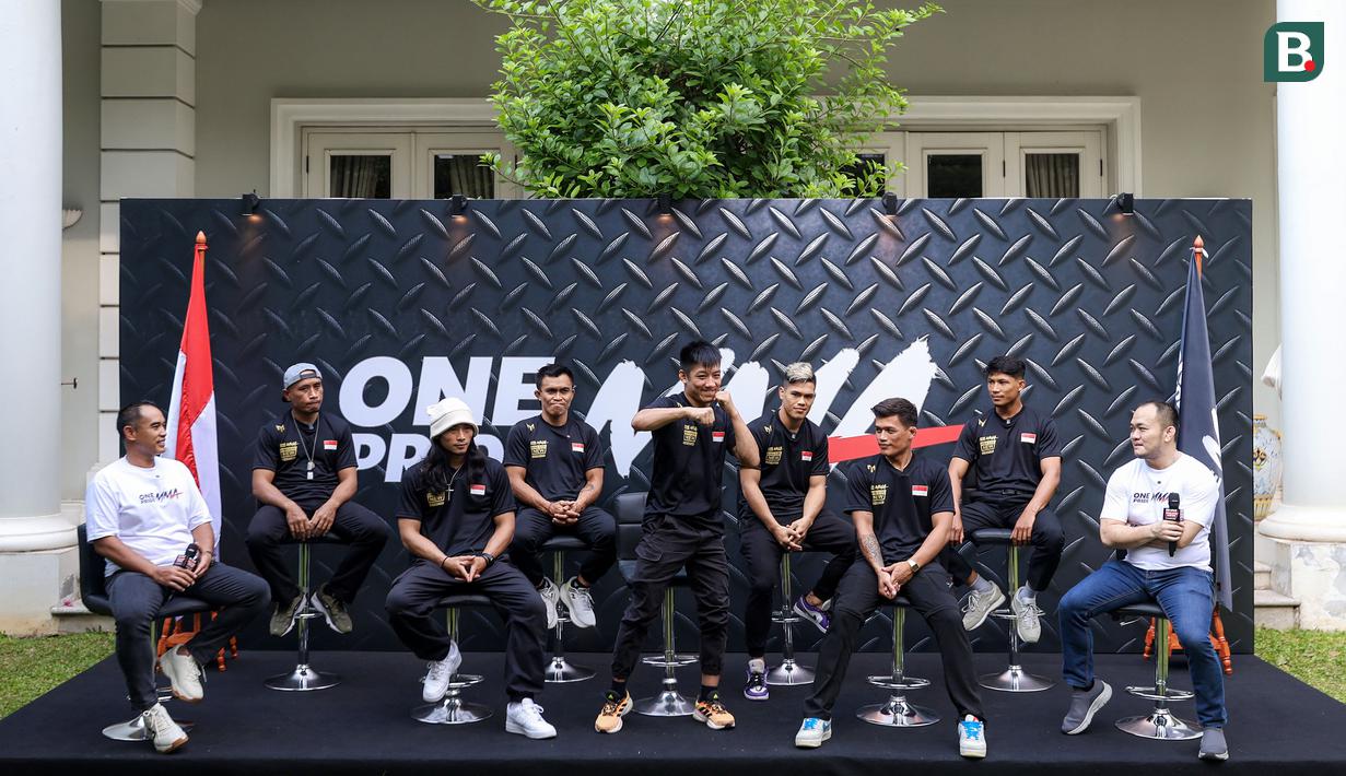 Ketua Umum Komite Olahraga Beladiri Indonesia (KOBI), Ardi Bakrie (kiri) bersama tujuh atlet MMA Indonesia saat konferensi pers mengenai pemberangkatan atlet MMA ke China yang berlangsung di Menteng, Jakarta Pusat, Senin (21/10/2024). (Bola.com/Bagaskara Lazuardi)