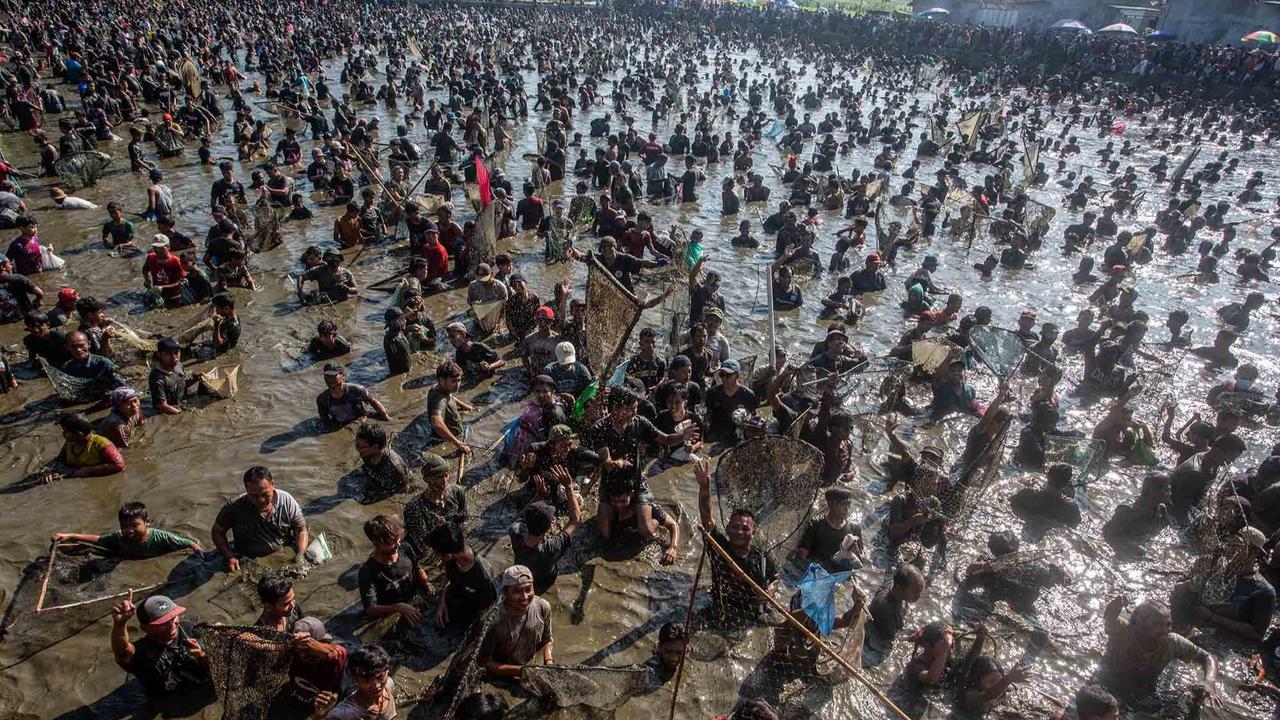 FOTO: Serunya Festival Memet Ikan di Klaten, Ribuan Warga Serbu Embung Gemblegan