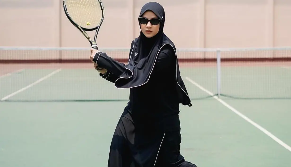 Menurut Natasha Rizky, olahraga bukan untuk membatasi seseorang. Karena itulah dia membuat sport wear agar mereka yang berolahraga bisa tetap nyaman dan syari [instagram/natasharizkynew]