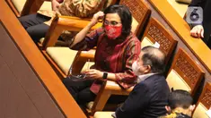 Menteri Keuangan Sri Mulyani (kedua kanan) dan Menteri PPN/Kepala Bappenas Suharso Monoarfa menghadiri Rapat Paripurna di Kompleks Parlemen, Senayan, Jakarta, Selasa (25/5/2021). (Liputan6.com/Angga Yuniar)