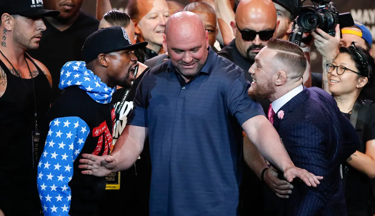 Petinju Floyd Mayweather Jr bertengkar mulut dengan Juara mixed martial arts Conor McGregor saat jumpa pers di Staples Center Los Angeles, AS (12/7). Mayweather dan McGregor akan bertanding pada 26 Agustus 2017. (AP Photo/Jae C. Hong)