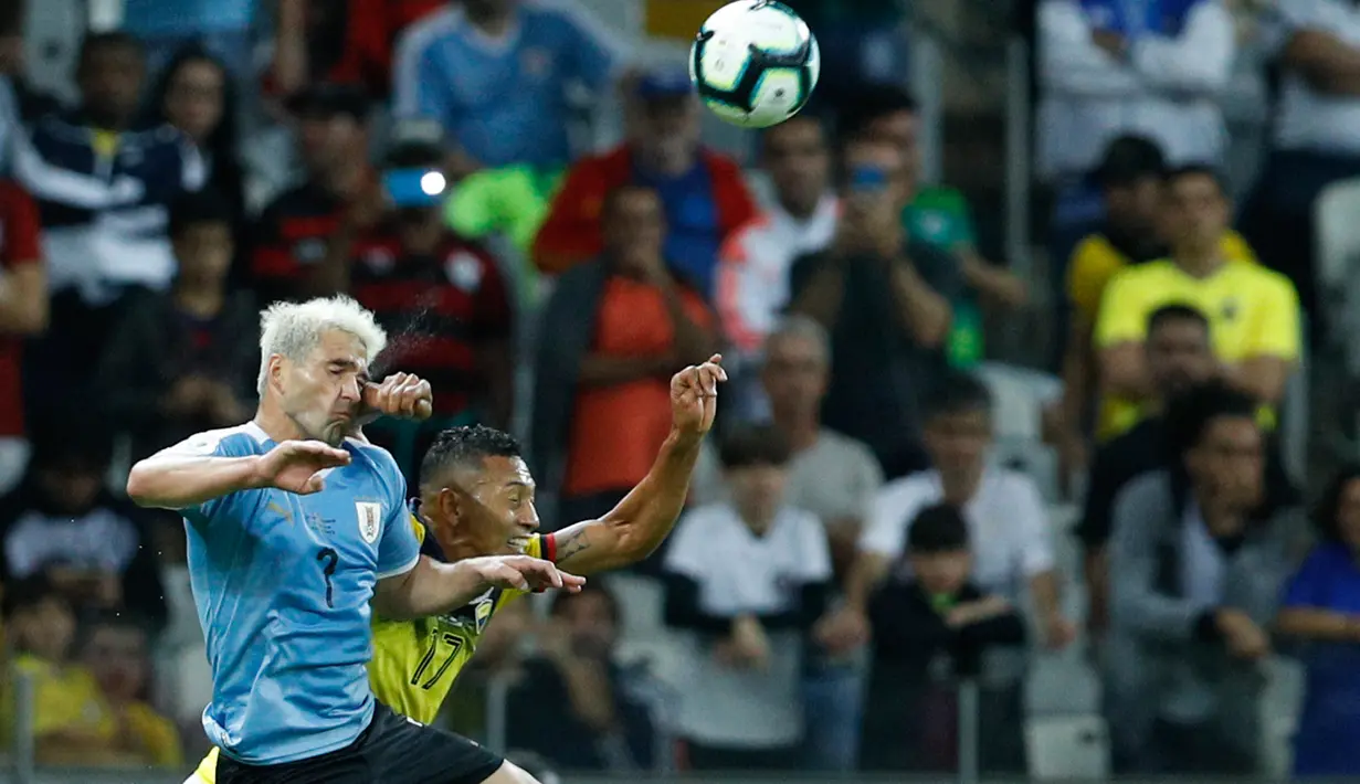 Pemain timnas Ekuador, Jose Quinteros melakukan pelanggaran terhadap gelandang Uruguay Nicolas Lodeiro dalam laga pertama Grup C Copa America 2019 di Stadion Mineirao, Brasil, Minggu (16/6/2019). Uruguay berhasil memetik kemenangan besar 4-0 atas Ekuador. (AP/ Victor R. Caivano)