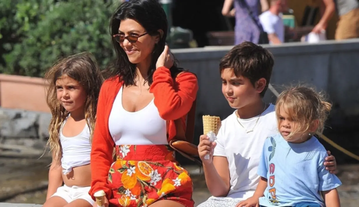 Anak-anaknya, Mason, Penelope dan Reign Disick pun menyusul Kourtney ke Italia pada 29 Juni kemarin. (backgrid/HollywoodLife)