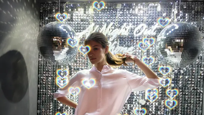 <p>AI Party Mode, fitur yang bisa menambah efek cahaya kreatif seperti bentuk starburst (bintang) atau heart (hati) di latar belakang agar hasil fotonya lebih hidup. (Liputan6.com/Anka Fergy Agustian)</p>