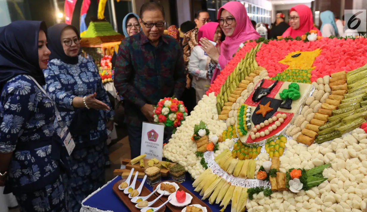 Menteri Koperasi dan Usaha Kecil Menengah (UKM) Anak Agung Gede Ngurah Puspayoga didampingi Ketua Umum APJI, Rahayu Setyowati saat meninjau lomba kreasi jajanan pasar di Jakarta, Rabu (20/2). (Liputan6.com/Angga Yuniar)