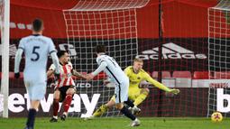 Gelandang Chelsea, Mason Mount (tengah) melepaskan tendangan yang berbuah gol pertama ke gawang Sheffield United dalam laga lanjutan Liga Inggris 2020/21 pekan ke-23 di Bramall Lane, Minggu (7/2/2021). Chelsea menang 2-1 atas Sheffield United. (AFP/Oli Scarff/Pool)
