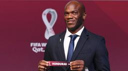 David Suazo. Sebagai pemain, ia berseragam Inter Milan selama 4 musim, mulai 2007/2008, namun lebih banyak dipinjamkan ke klub lain. Usai pensiun di Catania pada 2013, ia memulai karier pelatihnya pada 2016, antara lain menangani Cagliari, Brescia dan kini bersama Carbonia. (AFP/FIFA/Kurt Schorrer)