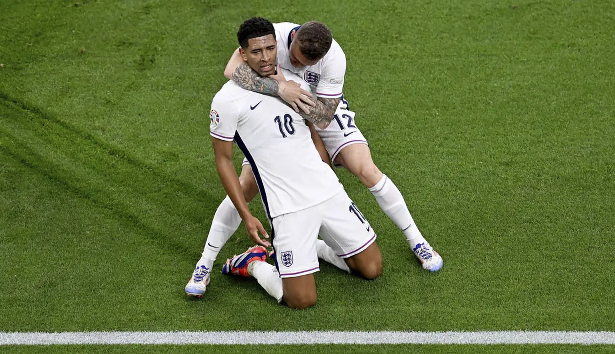 Pemain Inggris, Jude Bellingham, melakukan selebrasi setelah mencetak gol ke gawang Serbia pada laga Grup C Euro 2024 di Veltins Arena hari Senin (17/06/2024). (David Inderlied/dpa via AP)