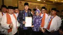 Pasangan Agus H Yudhoyono dan Sylviana Murni menunjukan berkas penetepan Cagub dan Cawagub DKI Jakarta saat rapat pleno terbuka penetapan Cagub dan Cawagub DKI Jakarta, Senin (24/10). (Liputan6.com/Immanuel Antonius)