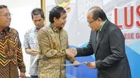 Wakil Menteri Agraria dan Tata Ruang/Kepala Badan Pertanahan Nasional (ATR/BPN) Raja Juli Antoni memberikan sertifikat Gereja di Jakarta Selatan pada Selasa 13 Desember 2022. (Foto: Istimewa).