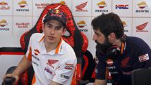 Pebalap Repsol Honda, Marc Marquez (kiri), menyoroti konsistensi fairing yang diperkenalkan timnya pada tes pramusim MotoGP 2018 di Sirkuit Sepang, Malaysia, Minggu-Senin (28-29/1/2018). (AP Photo/Sadiq Asyraf)