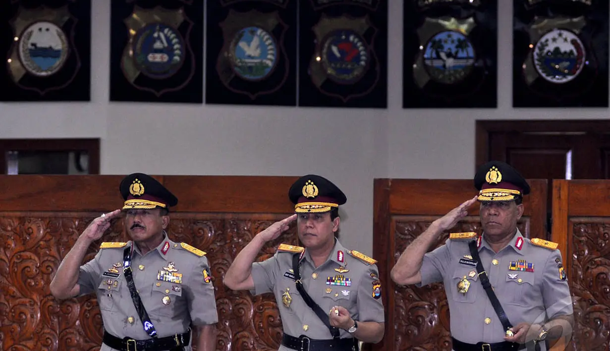 Mantan Kapolda Banten Brigjen Pol. M. Zulkarnaen (kiri) didampingi Kapolda Banten Brigjen Pol. Boy Rafli Amar  dan Kapolda Papua Barat Brigjen Pol. Paulus Waterpauw di Mabes Polri, Jakarta, Jumat (9/1/2015). (Liputan6.com/Miftahul Hayat)