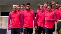 Penyerang Luis Suarez menghajar para pemain Barcelona dengan menggunakan balon pada saat latihan. (Daily Mail)