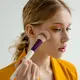 Makeup yang mudah crack umumnya dipengaruhi oleh cara mempersiapkan kulit dan teknik layering produk. (Foto/dok: Pexels/MART PRODUCTION)
