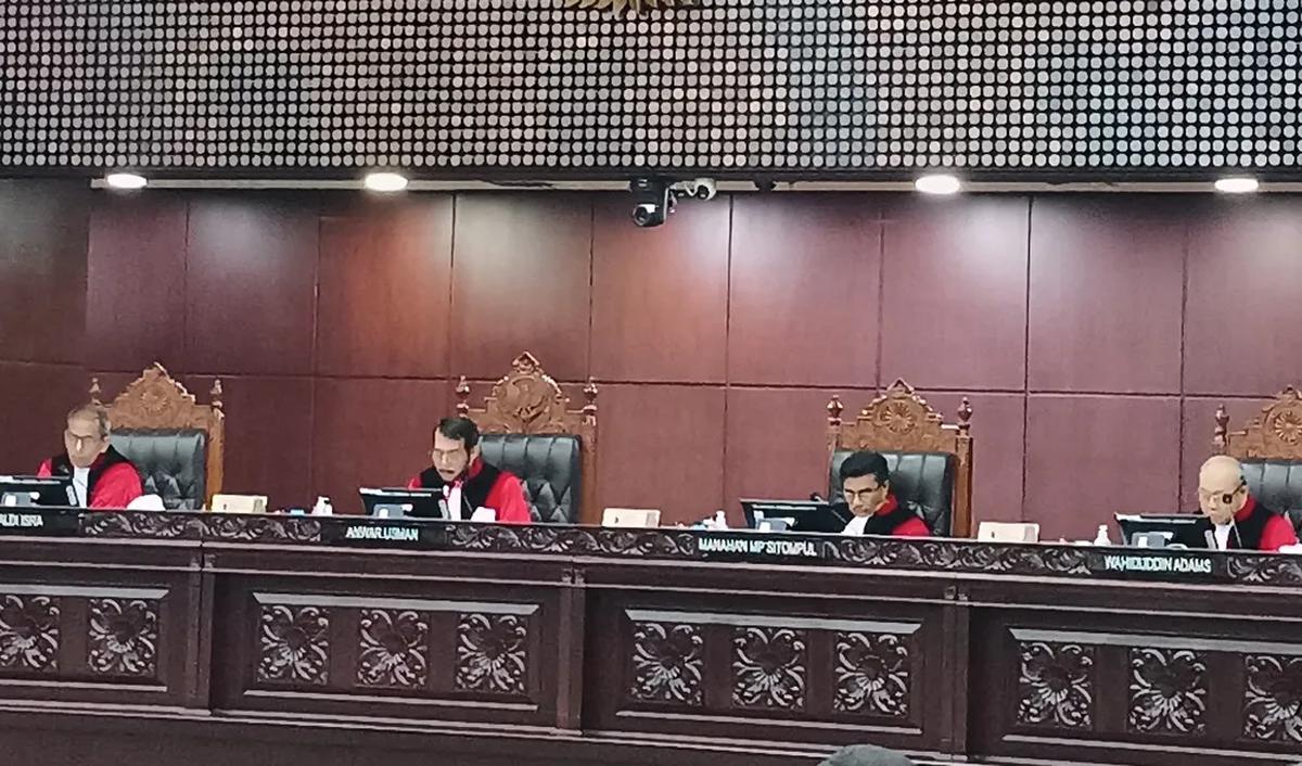 Menurutnya, Mahkamah Konstitusi telah membuat putusan yang tidak berlandaskan kepentingan konstitusi.<br>