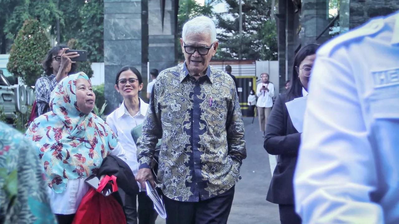 "Tapi MK ini beda. Kita harus menjaga kehormatan sembilan hakim. Maka, ini tertutup karena kita harus menjaga haknya para hakim untuk tidak diguyo-guyo," kata Jimly di Gedung MK, Jakarta Pusat, Kamis (26/10).<br>