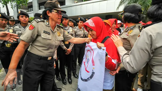 20160405-Berusaha Tutup Jalan, Demo Bidan Desa Diwarnai Saling Dorong-Jakarta
