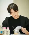 Lee Min Ho menjadi salah satu aktor yang akan terlibat di dalam proyek viral Omniscient Reader's Viewpoint. Pesona aktor yang satu ini memang tak pernah main-main. Ia tampil sederhana, tapi full damage mengenakan sweater rajut berwarna hitam. [Foto: Instagram/jisoo_index3]