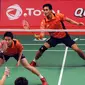 Tontowi Ahmad/Liliyana Natsir menahan bola dari pasangan Malaysia, Chan Peng Soon/Goh Liu Ying di Total BWF Championships 2015 di Jakarta, Kamis (13/8/2015). Tontowi Ahmad/LiliyanaNatsir unggul 21-8 21-13. (Liputan6.com/Helmi Fithriansyah)