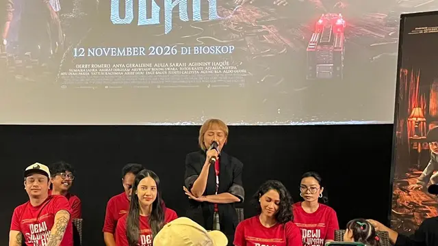 Upi Avianto, memegang mic dalam konferensi pers trailer & poster film Dewi Siluman Ular yang diselenggarakan di kawasan Jakarta pada (1/10/2026). (Liputan6.com/Afradhiya N. R)