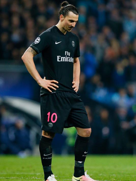 Penyerang PSG, Zlatan Ibrahimovic tertunduk lesu usai timnya dikalahkan City di leg kedua liga Champions di Etihad Stadium, Inggris (13/4). City menang atas PSG dengan skor 1-0. (Reuters/Jason Cairnduff)