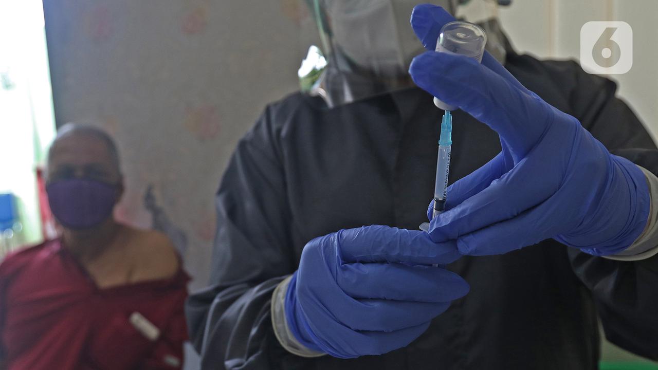 Ekspresi Para Lansia Saat Jalani Vaksinasi COVID-19