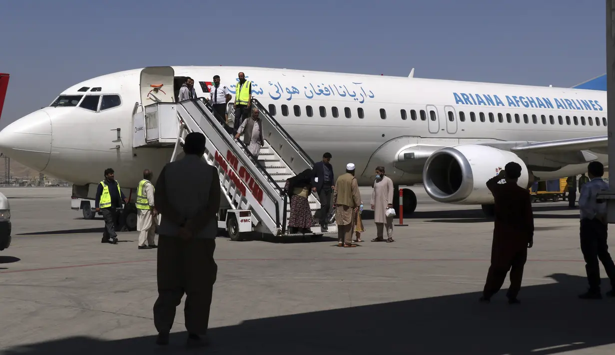 Penumpang turun ketika mereka tiba dari Kandahar, di Bandara Internasional Hamid Karzai di Kabul, Afghanistan (5/9/2021). Duta Besar Qatar untuk Afghanistan menyatakan bahwa landasan pacu bandara Kabul sudah dibenahi sehingga dapat kembali dipakai untuk penerbangan domestik dan bantuan. (AP/Wali Sab