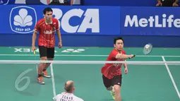 Ganda putra Indonesia, Hendra/Ahsan mengembalikan kok ke arah Andrew Ellis/Peter Mills di BCA Indonesia Open Superseries Premier 2015 di Istora Senayan, Jakarta, Rabu, (3/6/2015). Hendra/Ahsan menang 21-13 21-13. (Liputan6.com/Herman Zakharia)