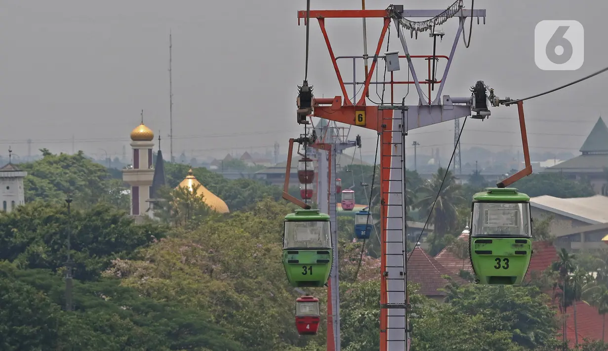 Suasana kereta gantung yang sepi dari kunjungan wisatawan di Taman Mini Indonesia Indah (TMII), Jakarta, Rabu (14/10/2020). TMII membuka kembali tempat wisatanya saat Pemerintah Provinsi DKI sudah memberlakukan pembatasan sosial berskala besar (PSBB) transisi. (Liputan6.com/Herman Zakharia)