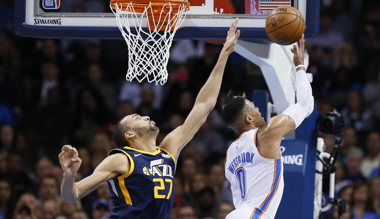 Pebasket Utah Jazz, Rudy Gobert, berusaha menghadang pebasket Oklahoma City Thunder, Russell Westbrook, pada laga NBA di Chesapeake Energy Arena, Rabu (6/12/2017). Thunder menang 100-94 atas Jazz. (AP/Sue Ogrocki)