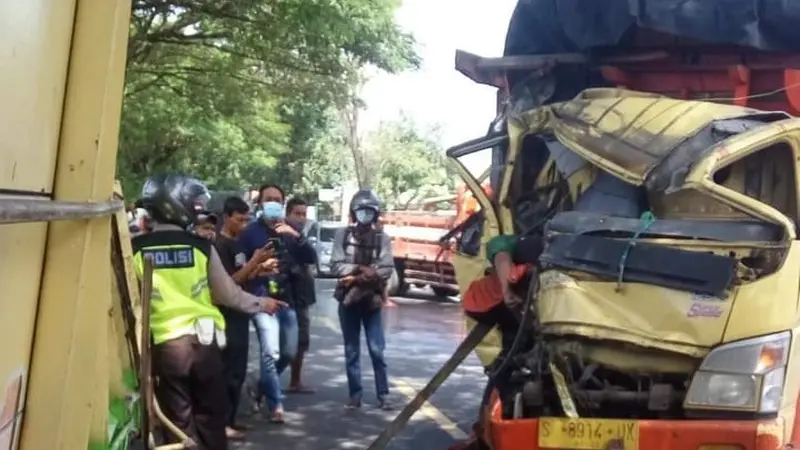 Tabrakan antar truk di Bojonegoro, sopir meninggal di tempat. (Ahmad Adirin/Liputan6.com)