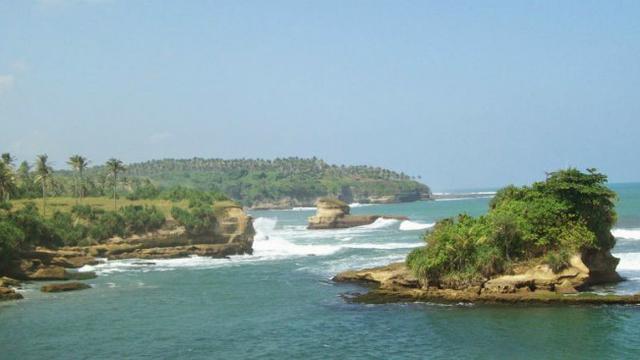 Terdapat puluhan objek wisata yang tersebar di sepanjang jalur Pantai Selatan Pulau Jawa.