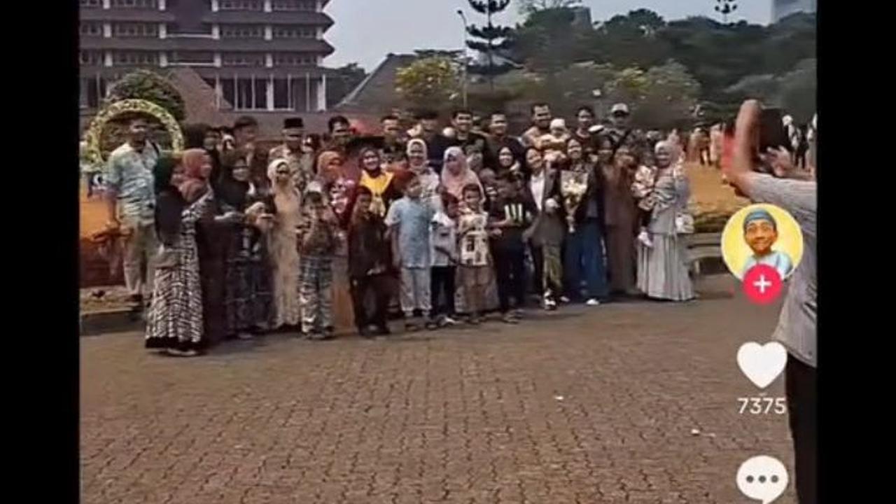Awalnya, akun tersebut mengunggah video saat wisudawan itu berfoto bersama keluarga besarnya.<br><br>Tampak wisuda mahasiswi UI itu dihadiri oleh puluhan kerabatnya.