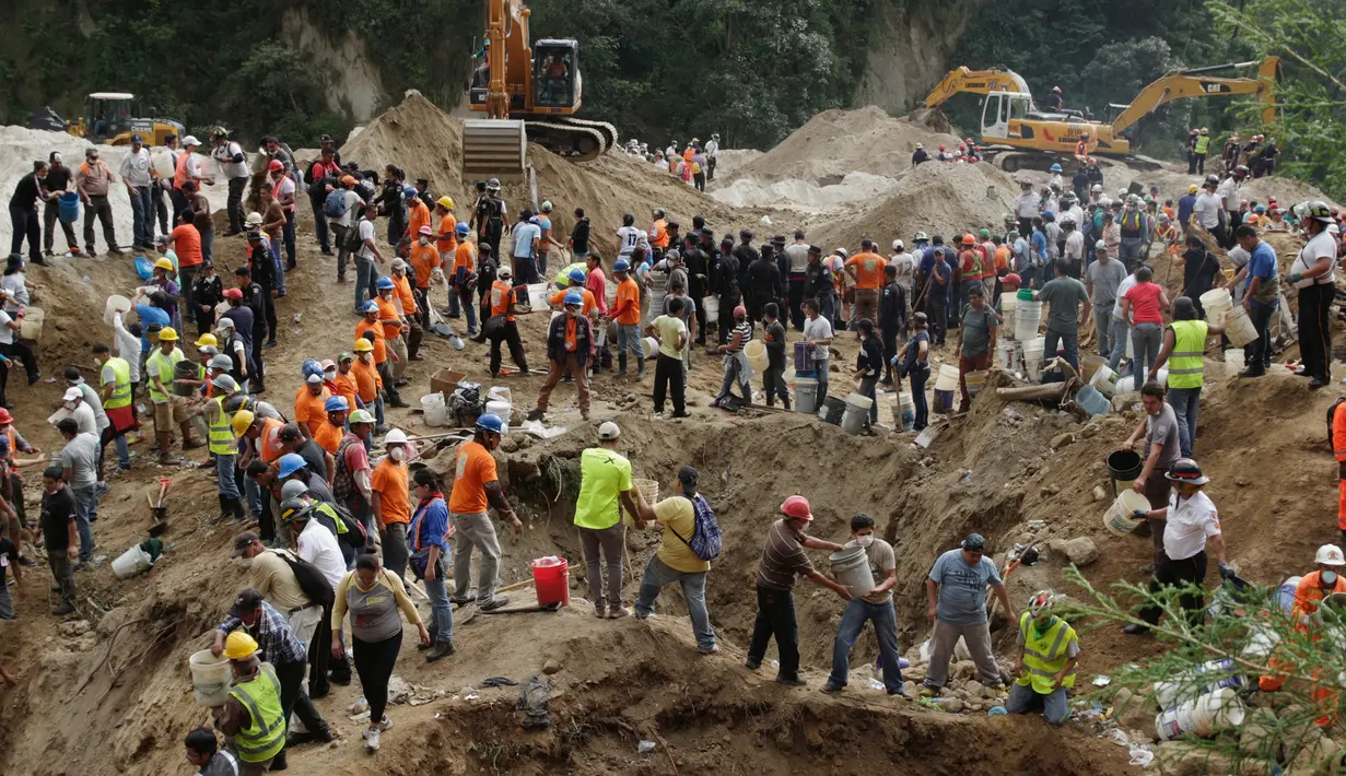 Warga dan petugas bahu membahu untuk mencari para korban longsor di Santa Catarina Pinula, Guatemala City (2/10/2015). Musibah tanah longsor ini menewaskan sedikitnya 73 orang dan sebanyak 600 orang dinyatakan hilang. (Reuters/ Josue Decavele)