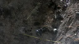 Kondisi puing dari jet pribadi Turki yang jatuh dan menghantam pegunungan Zagros di Iran, Senin (12/3). Pesawat Bombardier Challenger 604 milik konglomerat Turki Huseyin Basaran itu terbakar habis di tempat kejadian (Asal Bigdeli/Mizan News Agency via AP)