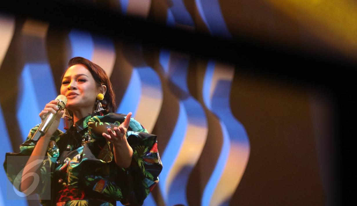 Penyanyi Andien saat menghibur penggemarnya di panggung Java Jazz Festival (JJF) 2017, JIExpo Kemayoran, Jakarta Pusat, Jumat (3/3). Dalam penampilannya ini, Andien berduet dengan penyanyi Tulus. (Liputan6.com/Immanuel Antonius)