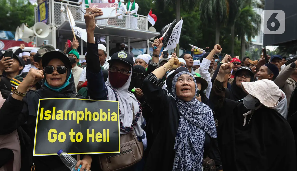 Massa Aksi Bela Al-Qur'an 301 menggeruduk Kedutaan Besar (Kedubes) Swedia di Kuningan, Jakarta Selatan, Senin (30/1/2023). Pihak kepolisian menyiapkan puluhan aparat, hingga kawat berduri, dan mobil rantis di depan Kedubes Swedia. (Liputan6.com/Herman Zakharia)