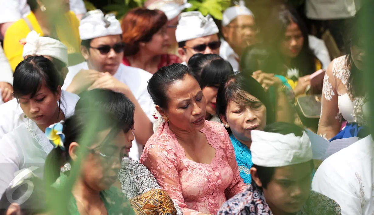 Sejumlah umat Hindu (Bali) di Eropa hadir dalam perayaan Saraswati di Pura Agung Santi Bhuwana yang berada di dalam lokasi Pairi Daiza Zoo and Botanical Garden yang tarletak di kota Brugelette propinsi Hainaut di Belgia, (26/6). (Arie Asona)