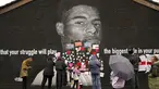 Orang-orang menempatkan pesan dukungan di atas bin liner yang ditempel di atas kata-kata ofensif di mural striker Inggris Marcus Rashford di dinding Coffee House Cafe, yang dirusak pagi hari setelah Inggris kalah di final Euro 2021 melawan Italia, di Manchester (12/7/2021). (Peter Byrne/PA via AP)