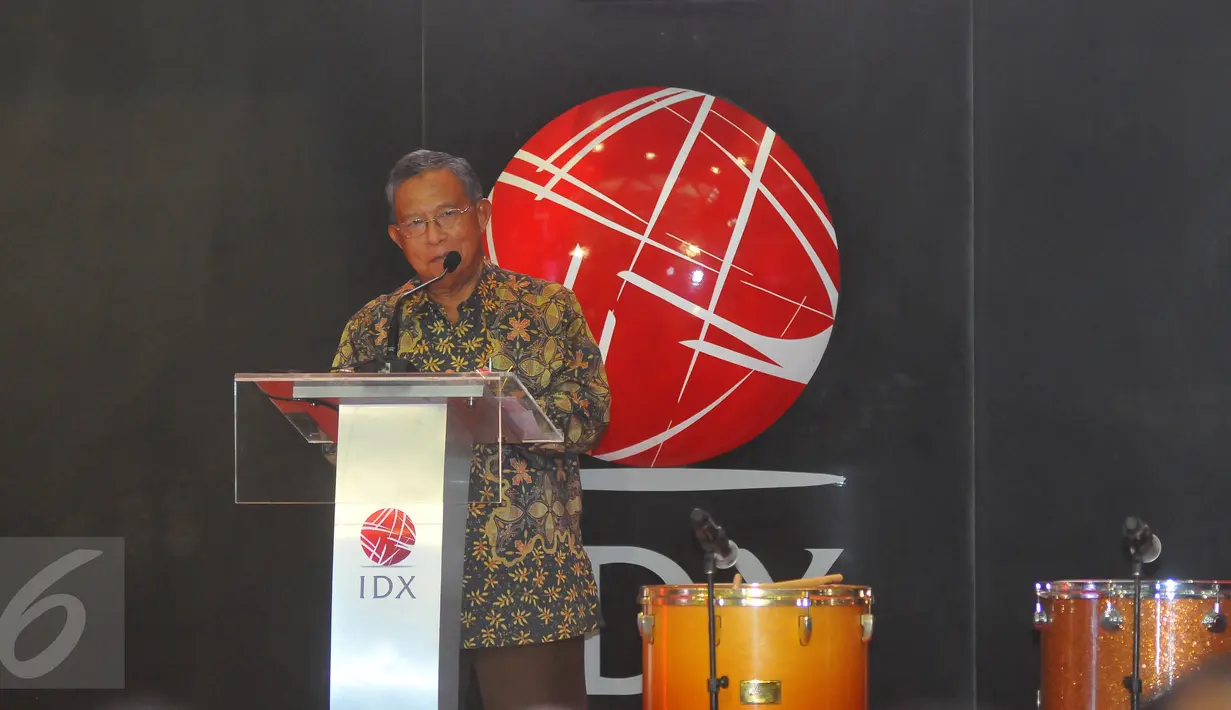 Menko Perekonomian, Darmin Nasution memberi pidato jelang penutupan perdagangan Bursa Efek Indonesia akhir Tahun 2016 di BEI, Jakarta, Jumat (30/12). Perdagangan bursa saham 2016 Indonesia ditutup dengan level 5.296 poin.(Liputan6.com/Angga Yuniar)