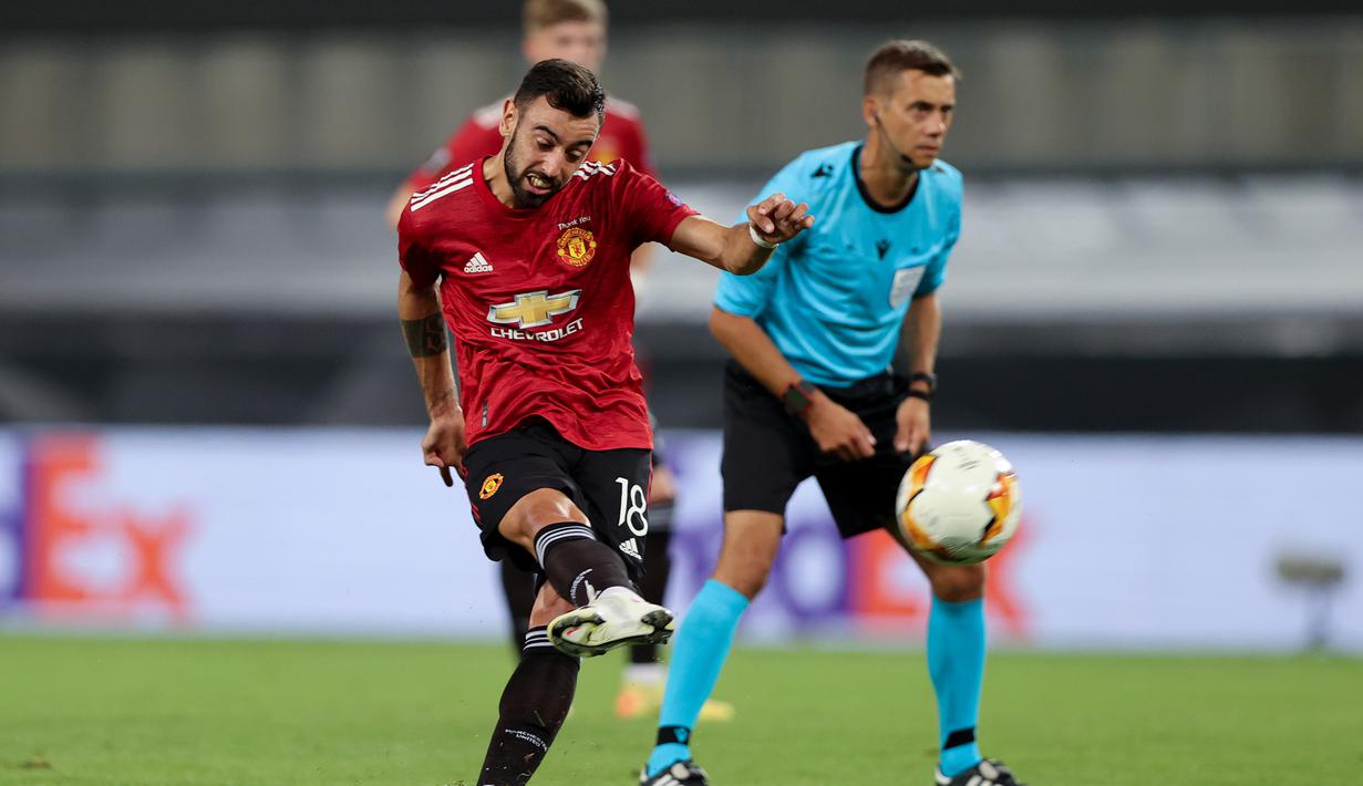 Penyerang Manchester United, Bruno Fernandes, melepaskan tendandan ke arah gawang Copenhagen pada laga perempat final Liga Europa di RheinEnergie Stadion, Jerman, Selasa (11/8/2020) dini hari WIB. Manchester United menang 1-0 atas Copenhagen. (AFP/Wolfgang Rattay/pool)