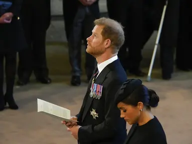 Meghan Markle dan Pangeran Harry dalam prosesi persemayaman Ratu Elizabeth II di Westminster Hall, 14 September 2022. (Foto: AP Photo/Gregorio Borgia, Pool)