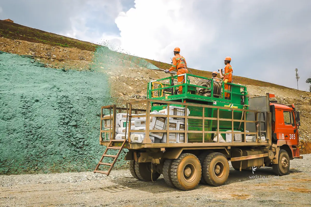 Weda Bay Nickel menjalankan kegiatan hydroseeding di lahan tambang Pulau Halmahera, Provinsi Maluku Utara, Indonesia. . (Dok Weda Bay)