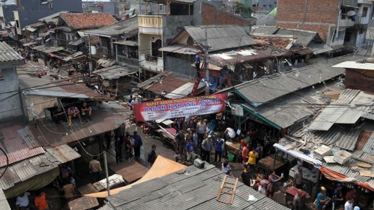 Tanggulangi banjir, 216 lapak di Pasar Karang Anyar dibongkar