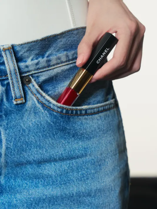 Tampil dengan nuansa riasan mata hangat dan pulasan bibir glossy yang mencuri perhatian, Becky menunjukkan bahwa LE ROUGE DUO bukan sekadar makeup, melainkan elemen gaya yang menyempurnakan tampilan sehari-hari.  [Dok/CHANEL].