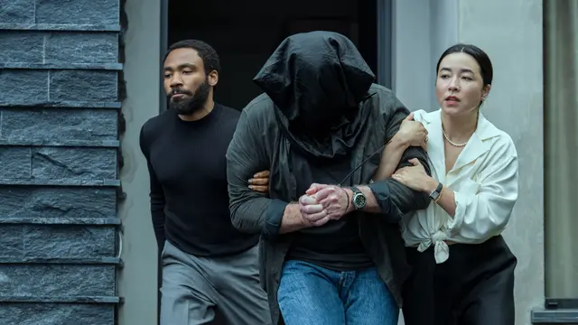 Maya Erskine dan Donald Glover dalam serial Mr. & Mrs. Smith. [Foto: Prime Video]