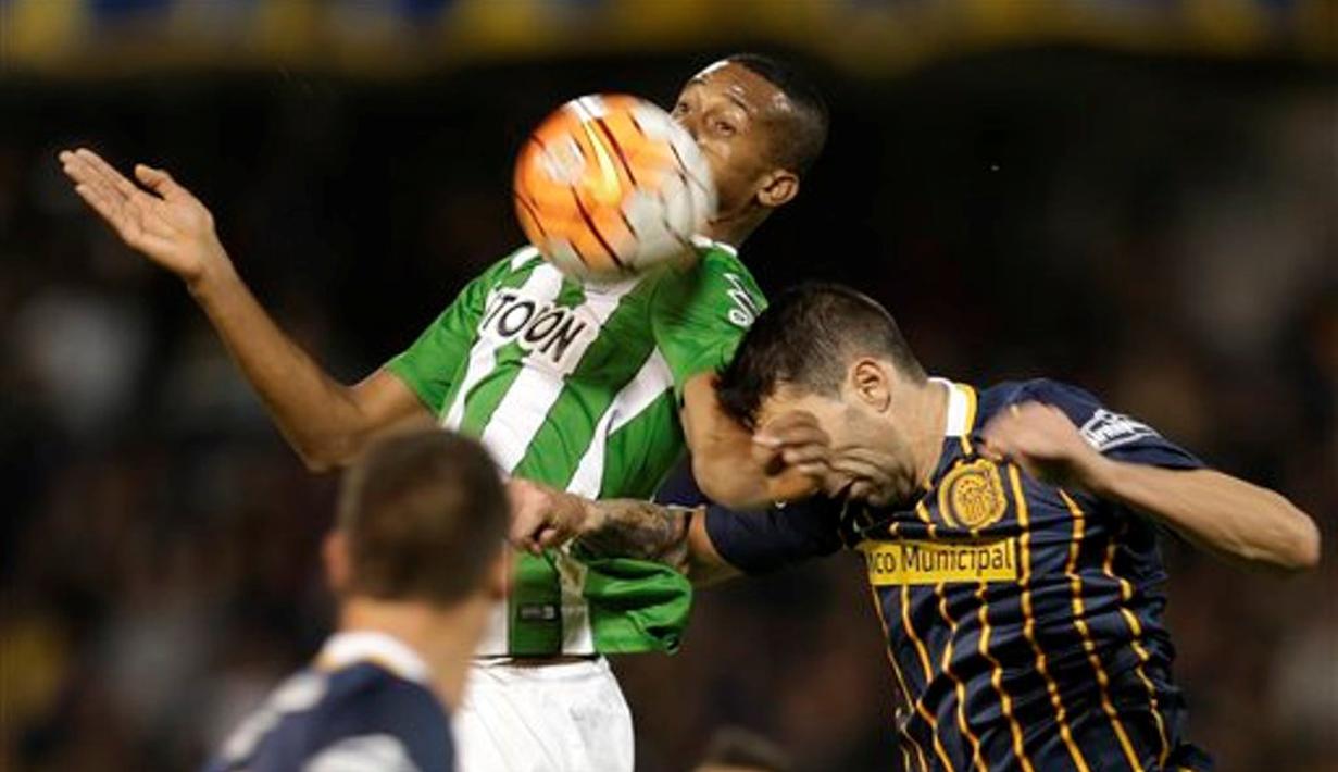 Pemain Atletico Nacional Kolombia, Jonathan Copete(kiri), berebut bola dengan pemain Rosario Central Argentina, Alejandro Donatti, dalam laga perempat final Copa Libertadores di Rosario, Argentina, (12/5/2016). (AP Photo/Natacha Pisarenko)